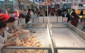 ẢNH: Người Sài Gòn đổ xô mua thực phẩm, hàng tươi sống "khan hiếm cục bộ" nhưng siêu thị khẳng định không thiếu hàng