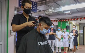 Ảnh: Hàng trăm y, bác sĩ Bệnh viện Đại học Y Hà Nội "xuống tóc" chuẩn bị vào bệnh viện dã chiến