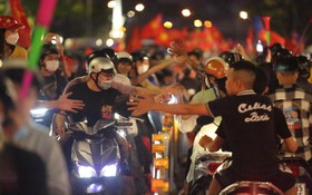 Đường phố cả nước lúc này: Hàng chục nghìn người đổ ra đường hoà cùng không khí chiến thắng của U23 Việt Nam