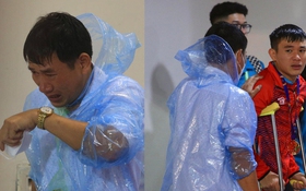 Lê Văn Xuân chống nạng lên nhận HCV SEA Games 31 và giọt nước mắt của bố