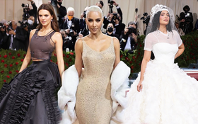 Thảm đỏ Met Gala 2022: Kim Kardashian mượn váy 5 triệu đô của Marilyn Monroe, Kendall khoe lông mày &quot;tàng hình&quot;, Kylie gây thất vọng