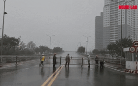 VIDEO BÃO SỐ 4 (NORU): Sóng lớn, mưa to, gió thốc rợn người