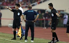 HLV Park Hang Seo bực tức trọng tài ở trận Thái Lan