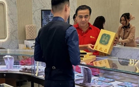 Sao Việt 30/1: Quyền Linh mang dép tổ ong đi mua vàng lấy vía đầu năm