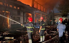 Cận cảnh dãy nhà công ty ở quận 7, TPHCM, bị cháy đổ sập