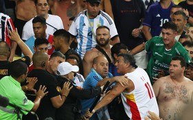 CĐV Argentina và Brazil ẩu đả trên khán đài, Messi bất lực gọi đồng đội vào đường hầm vì trận đấu tạm hoãn
