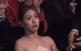 "Thánh meme" Rồng Xanh: Suýt ngã ngửa khi lên nhận giải, biểu cảm ngỡ ngàng hài hước gây bão mạng xã hội!