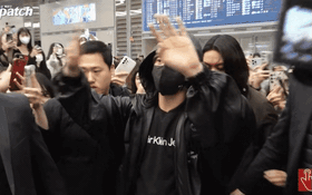 Jungkook (BTS) bị xô đẩy suýt ngã tại sân bay, nhìn cảnh vỡ trận hỗn loạn mà rùng mình!