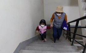 Vụ cháy ở chung cư đông dân nhất Hà Nội: Cư dân kêu trời vì phải đi bộ 39 tầng xuống dưới
