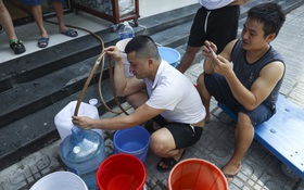 Hà Nội: Chung cư mất nước, hàng trăm người dân đội nắng 40 độ C, xách từng bình nước về sinh hoạt