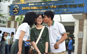Phụ huynh dậy từ 5 giờ sáng đưa con đi thi vào lớp 10 trường THPT chuyên Ngoại ngữ