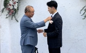 HLV Park Hang-seo tự tay chỉnh caravat cho tuyển thủ Việt Nam trong ngày cưới