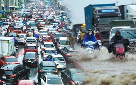 Giao thông nhiều nơi ở Hà Nội tê liệt trong trận mưa lớn: Từ sáng sớm đến trưa vẫn ùn tắc kéo dài