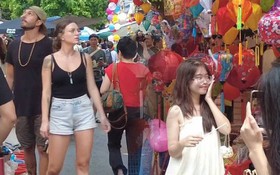 Hàng Mã ngập sắc màu đèn hoa Trung thu, các bạn trẻ nô nức chụp ảnh không còn lo biển cấm