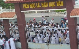 Ngày đầu đi học sau Tết đầy bất ổn: Bị khóa ngoài vì đi muộn, có người còn mang "cả nhà" đến trường!