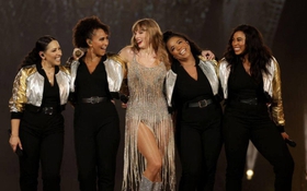 Mùng 1 “TET” với Taylor Swift tại Singapore: 4 ca khúc bất ngờ trình diễn khiến 60 nghìn fan thổn thức!