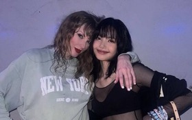 HOT: Lisa xả ảnh ôm Taylor Swift cực thân thiết tại hậu trường The Eras Tour, nhìn “Rắn Chúa” mồ hôi nhễ nhại mà thương!