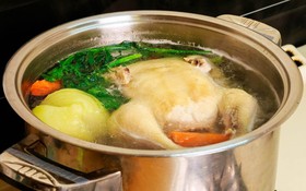 Người Việt nên bỏ ngay thói quen dùng nước luộc gà nấu canh rau cải, đây là lý do