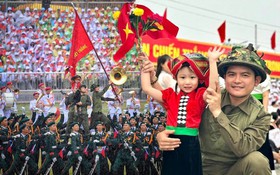 Em bé tượng đài dưới mưa - khoảnh khắc ánh lên triệu niềm tự hào trong lễ kỷ niệm 70 năm chiến thắng Điện Biên Phủ