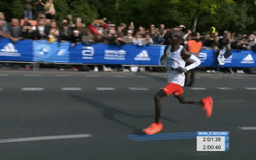 Huyền thoại marathon Eliud Kipchoge tự phá kỷ lục thế giới ở tuổi 37