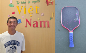 Quang Dương đấu giá vợt pickleball được 200 triệu ủng hộ bà con Cao Bằng, nâng tổng số tiền quyên góp lên 400 triệu