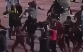 Ẩu đả kinh hoàng trên sân bóng: 17 người bị đuổi khỏi sân, HLV bị đánh phải cấp cứu gấp