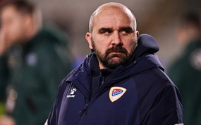 Huấn luyện viên 44 tuổi đột tử ngay trong trận đấu gây bàng hoàng