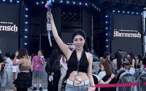 Em gái Văn Toàn khoe visual trắng phát sáng khi đi đu concert G-DRAGON