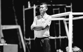 Trọng tài Việt Nam đột quỵ trên sân bóng qua đời