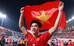 Hotboy Đình Bắc quyên góp toàn bộ tiền thưởng sau khi giành "cú đúp" danh hiệu tại Gala Quả bóng Vàng 2025