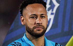 Neymar nén đau lập hat-trick