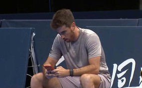 Top 2 Pickleball thế giới cứ gặp các tay vợt Việt Nam là… bấm điện thoại