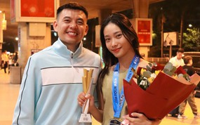 Lý Hoàng Nam rạng rỡ mang cúp vô địch PPA Tour Asia về nước, hội ngộ bà xã xinh đẹp tại sân bay