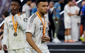 Mbappe nổi đoá "lệnh" cho đồng đội bỏ vào đường hầm, từ chối nhìn Barcelona nâng Siêu cúp gây tranh cãi dữ dội