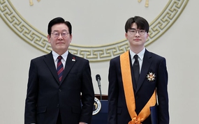 Tổng thống Hàn Quốc trao Huân chương Rồng Xanh cho Faker