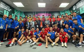 Khung hình xinh yêu: Phòng thay đồ U23 Việt Nam tràn tiếng cười khi thắng U23 Kyrgyzstan, sáng cửa vào tứ kết U23 châu Á