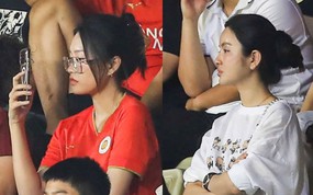 Chu Thanh Huyền đọ sắc với Doãn Hải My trên khán đài Hàng Đẫy, 2 nàng WAG lộ rõ vẻ không vui