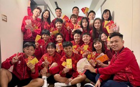 Thương tuyển nữ Việt Nam ăn tết xa nhà