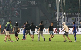 Sốc: Đội nhà bị loại, CĐV Indonesia tràn xuống sân tấn công khiến trọng tài và cầu thủ Thái Lan phải chạy trốn