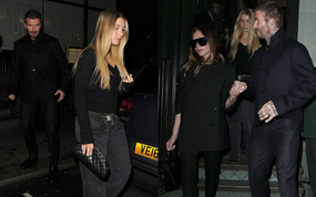 Beckham tình tứ nắm tay Victoria, tiểu thư Harper khoe visual sáng bừng trong buổi tiệc xa hoa nhưng Brooklyn "không có cửa" xuất hiện