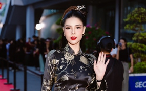 Kỳ Hân - vợ Mạc Hồng Quân khoe visual phát sáng trên thảm đỏ WeChoice Awards, mẹ 2 con vóc dáng vẫn nuột nà