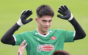 Visual sáng bừng của thủ môn 1m91 Trung Kiên ở đội tuyển Việt Nam