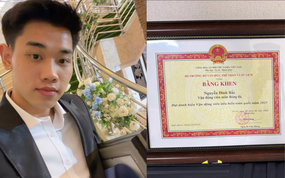 Đình Bắc diện vest bảnh bao tay ôm "cú đúp" bằng khen về nhà, cậu này đỉnh quá!