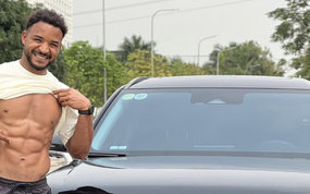 Hết vạch áo đếm múi khi ghi bàn lại khoe cơ bụng bên xế hộp, Xuân Son muốn cả thế giới biết: Tôi không béo!