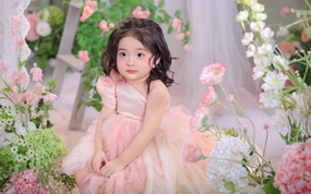 Lisa nhà Khánh Thi - Phan Hiển: "Nàng thơ nhí" xinh yêu như búp bê