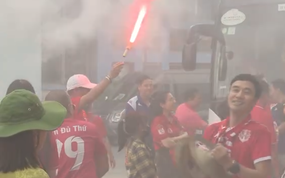 Sự cố tại V.League: Tiền đạo Hải Phòng nhập viện khẩn cấp vì dính pháo sáng của CĐV đội nhà