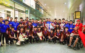 U17 Việt Nam vô địch Đông Nam Á về nước trong vòng tay yêu thương người hâm mộ