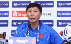 "Cháy" vé chung kết lượt về ASEAN Cup, HLV Kim Sang-sik: "Có nhiều người hỏi tôi xin vé, chắc tôi phải tắt điện thoại thôi"