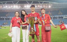 Mẹ Thành Chung xúc động kể về biến cố gia đình, phải giấu nhẹm để anh yên tâm thi đấu giành chức vô địch ASEAN Cup