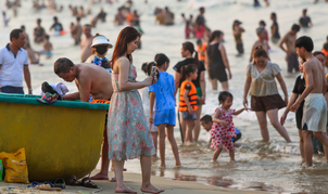 Hàng vạn người đổ xô đến bãi biển đẹp nhất Hà Tĩnh, nhiều khách sạn “cháy phòng”